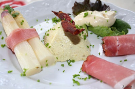 Asperges, jambon de parme et gelée de balsamique