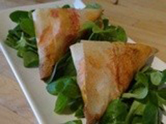 Samossas au brie, aux poires et aux noix
