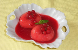 Pêches pochées aux groseilles et amandes fraîches