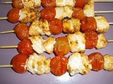 Brochettes de poulet, chorizo et tomates cerise