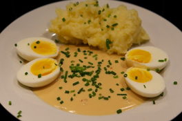 Ecrasée de pommes de terre, oeufs et sauce moutarde