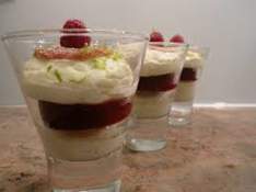 Mille feuille aux framboises dans un verre
