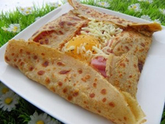 Crêpes au sarrasin farcies à l’œuf, fromage et jambon