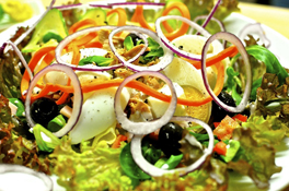 Salade d'hiver aux croûtons et fromage frais